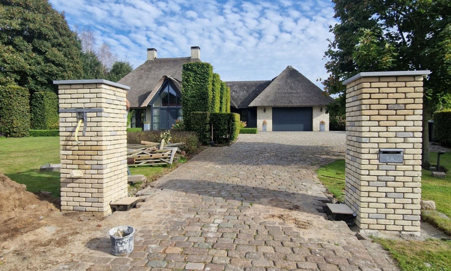 Padoek hardhout met gemetselde kolommen te Schijf